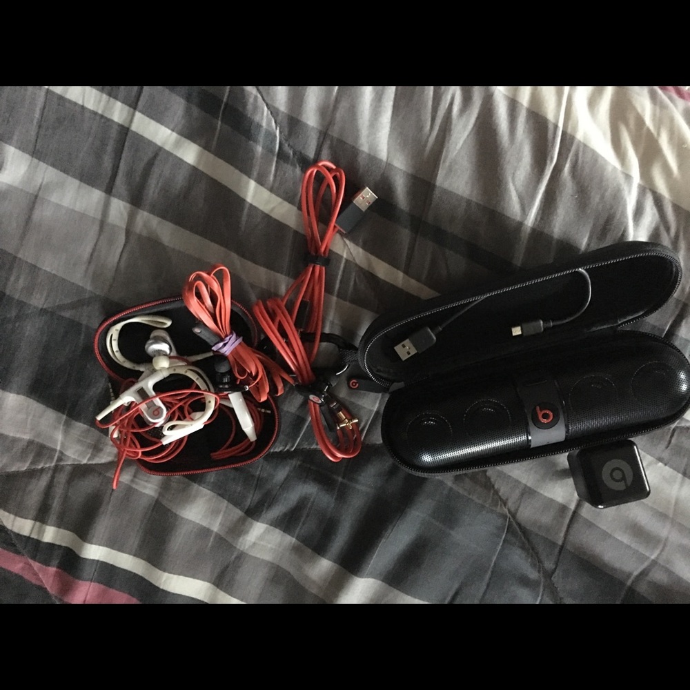 Package beats &two sets of headphones red n white - Picture 2 of 7